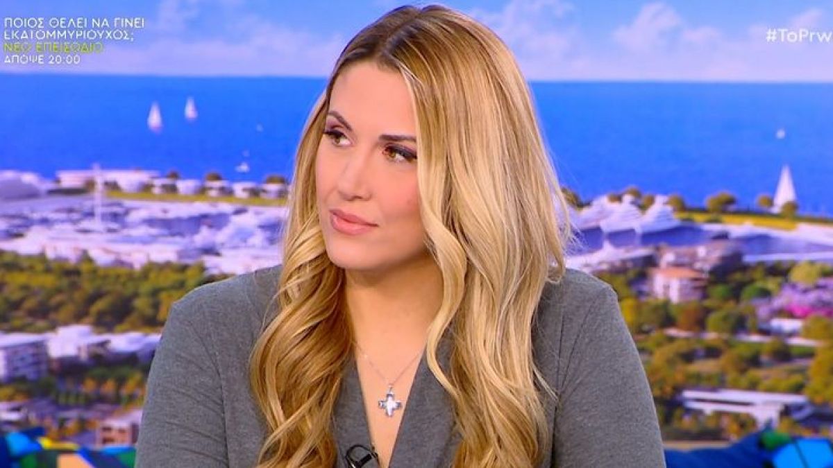 Η Φωτεινή Πετρογιάννη κάθεται στο πάνελ τηλεοπτικής εκπομπής