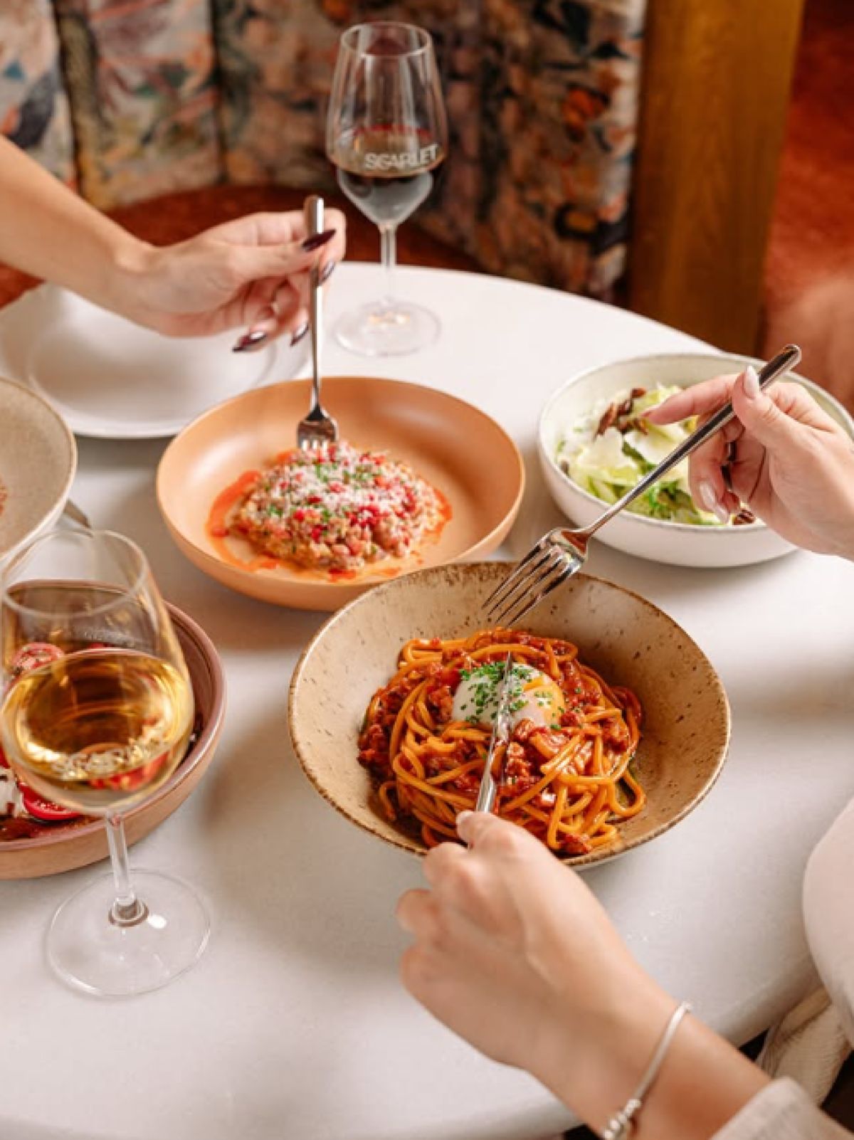 Δημιουργικά πιάτα σερβιρισμένα σε fine dining εστιατόριο