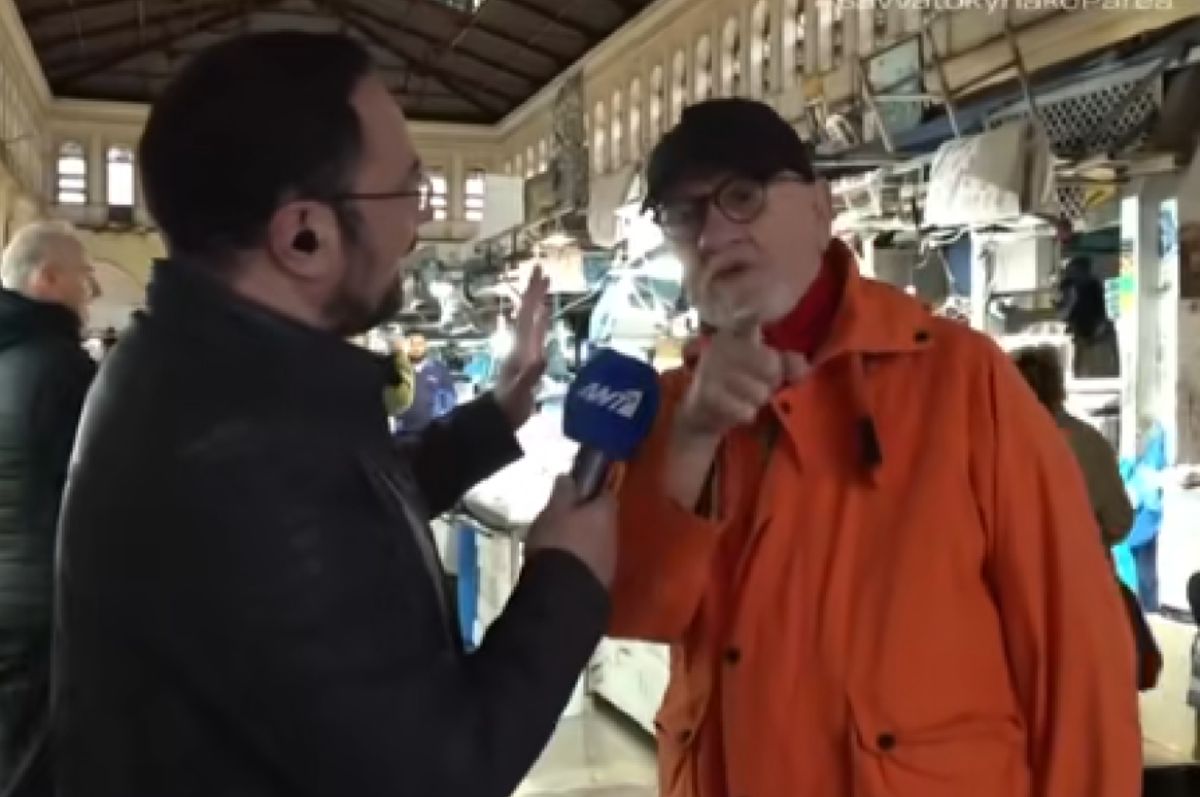 Η αμήχανη στιγμή του ρεπόρτερ κατά τη διάρκεια των σκληρών χαρακτηρισμών του πολίτη