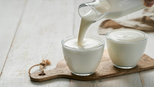 Τα 6 αρνητικά του κεφίρ που συχνά αγνοούμε: Η αλήθεια πίσω από το «θαυματουργό» ρόφημα