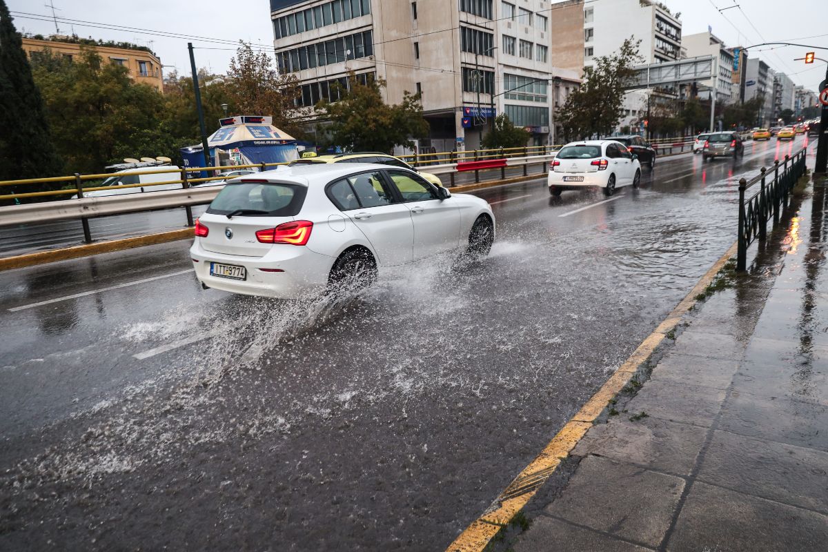 Τρύπα στη μεσαία λωρίδα μετά από βλάβη αποχέτευσης