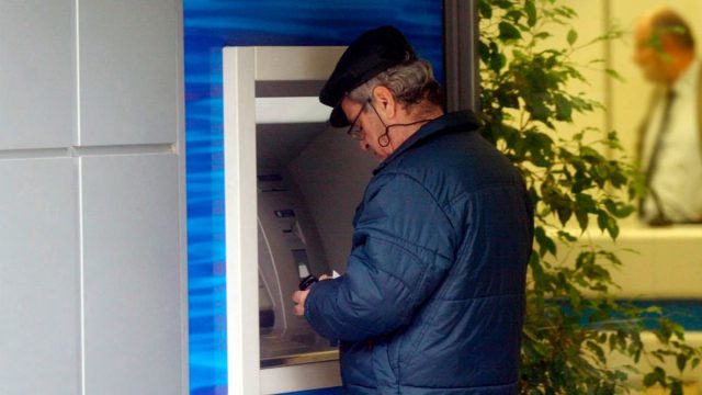 Έρχονται αυξήσεις για τους συνταξιούχους; Τα δύο σενάρια που εξετάζει η κυβέρνηση