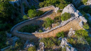 Σκάλα Βραδέτου: Το παλιό μονοπάτι των Ζαγοροχωριτών, χαραγμένο στο βράχο
