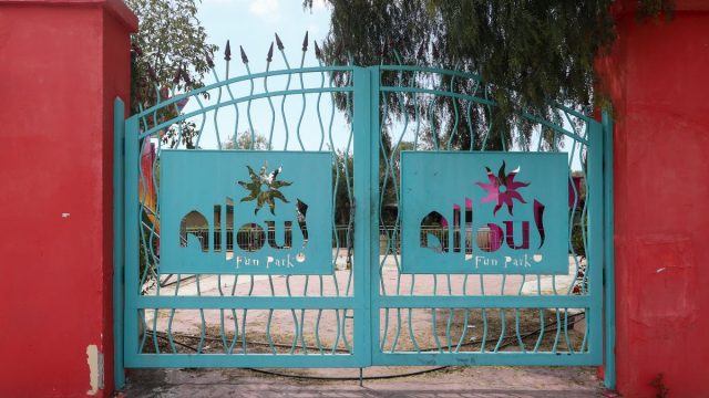 «Σκληρές εικόνες»: Παιχνίδια από το Allou Fun Park παρατημένα στη μέση του δρόμου!