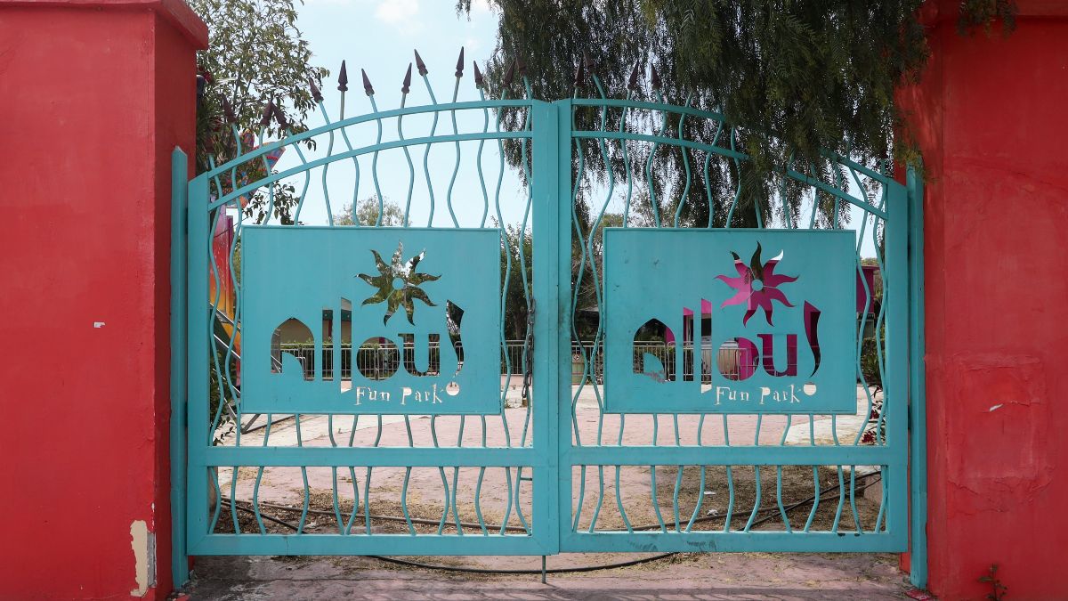 «Σκληρές εικόνες»: Παιχνίδια από το Allou Fun Park παρατημένα στη μέση του δρόμου!