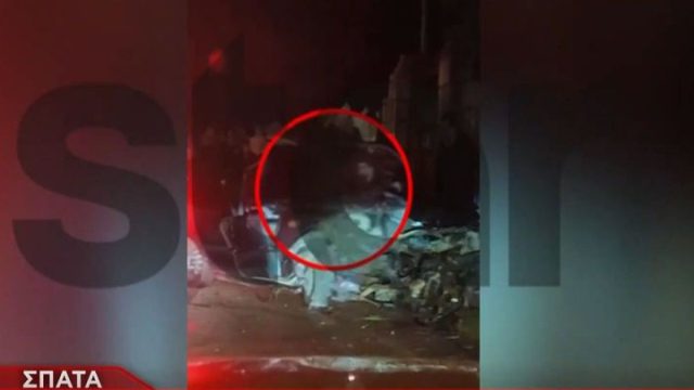 Σπάτα: Αυτοκίνητο καρφώθηκε σε δέντρο – Σοκαριστικό βίντεο από τον απεγκλωβισμό του οδηγού
