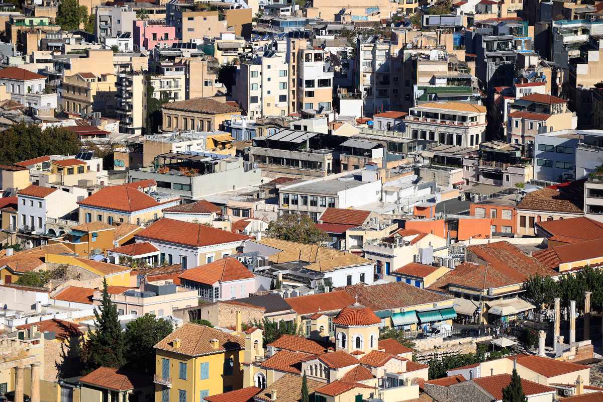 Πώς το κρατικό πρόγραμμα «εκτόξευσε» τις τιμές στις παλιές πολυκατοικίες