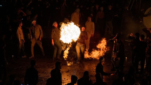 Στο Ιράν έτσι κηδεύουν τους νεκρούς των διαδηλώσεων με χορούς και τραγούδια