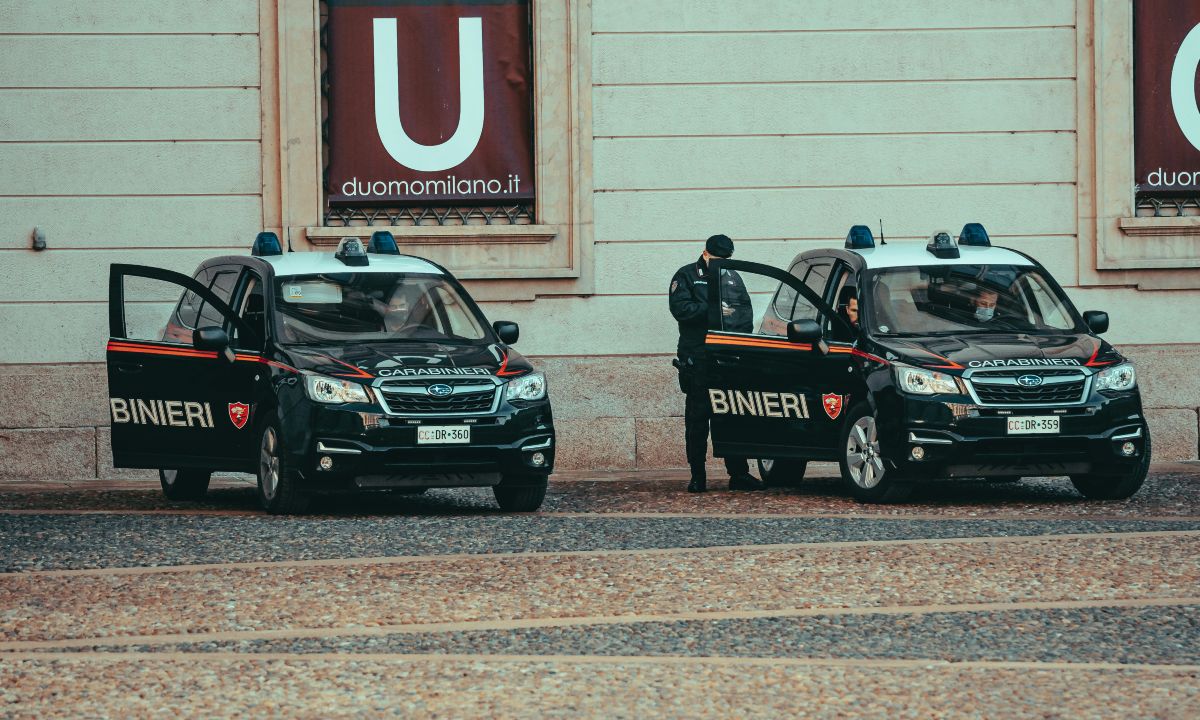 Ιταλοί αστυνομικοί (Carabinieri) περιπολούν στους δρόμους του Μιλάνο