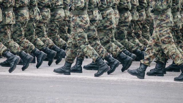Η θητεία δεν αλλάζει τυχαία: 10 εβδομάδες η εκπαίδευση, 100 ευρώ η αποζημίωση για παραμεθόριο – Τι θέλει να πετύχει ο στρατός