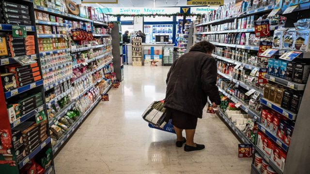 Πληθωρισμός δύο ταχυτήτων: Η «ψυχρολουσία» της ακρίβειας στα τρόφιμα και το ανάχωμα της ενέργειας