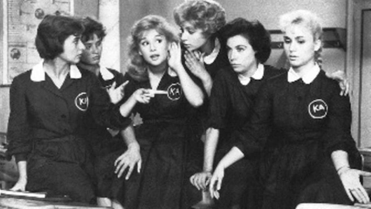 Σαν σήμερα, 06 Φεβρουαρίου 1982: Το Υπουργείο Παιδείας καταργεί τις ποδιές των μαθητριών στα σχολεία