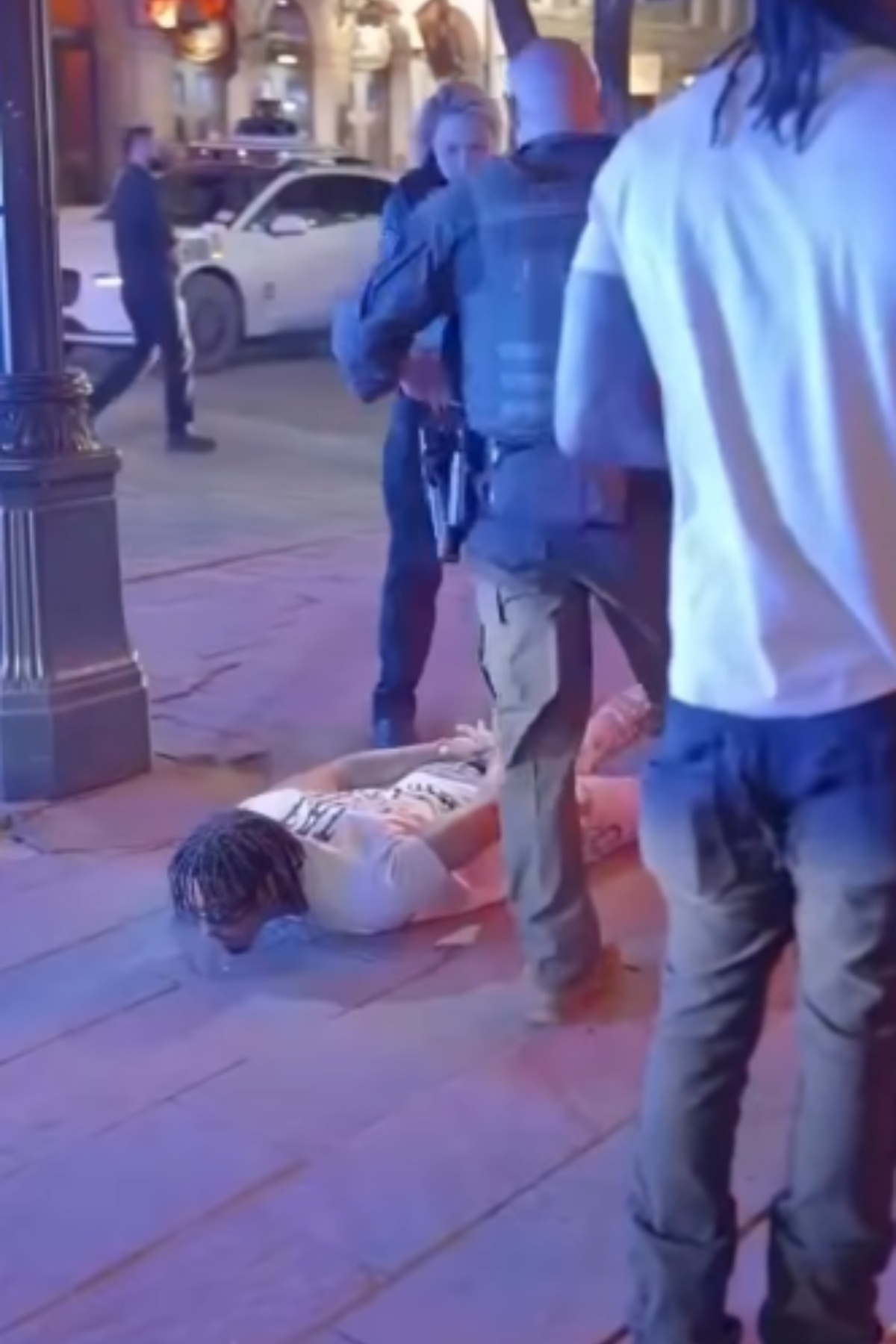 Νεαρός έριξε μπουνιά έξω από κλαμπ