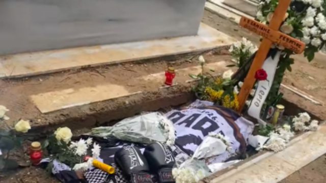 Ανατριχιαστικό: Ο τάφος οπαδού του ΠΑΟΚ, μια βδομάδα μετά το τροχαίο – Καλυμμένο με τη σημαία του Δικεφάλου το φέρετρο