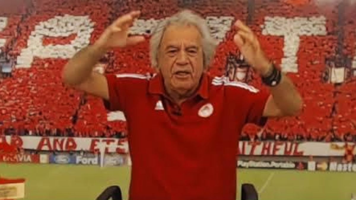 Ο Τάκης Τσουκαλάς κάνει χαρακτηριστικές κινήσεις οργής κατά τη διάρκεια της εκπομπής του