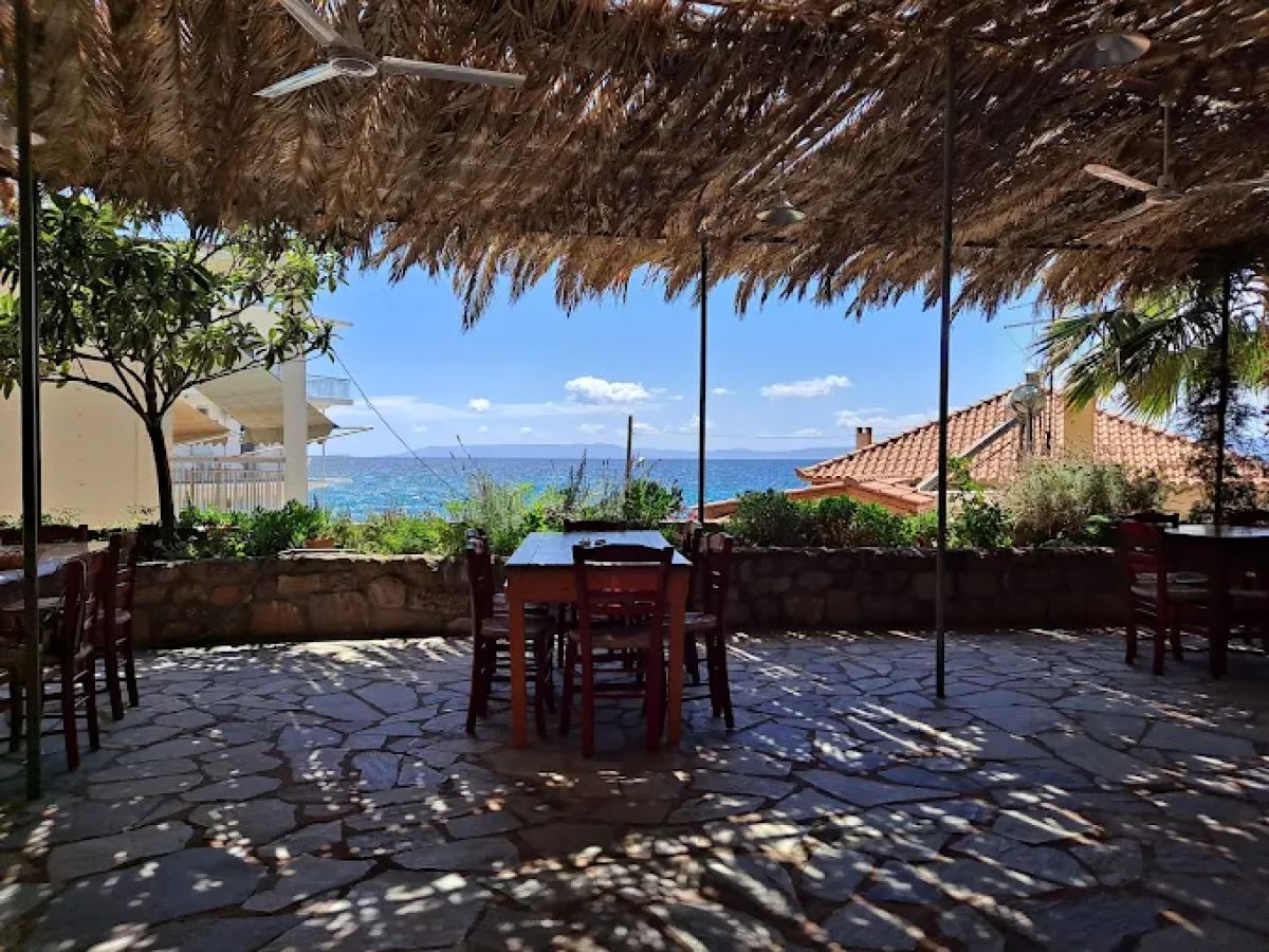 Η ταβέρνα στην Αβία που μυρίζει μαμαδίστικη κουζίνα και παράδοση