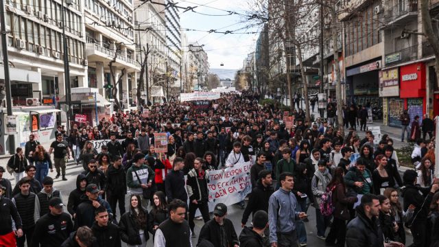 Χιλιάδες φοιτητές ενώθηκαν στο πανεκπαιδευτικό συλλαλητήριο για τα Τέμπη – Ξεσηκωμός στο κέντρο της Αθήνας