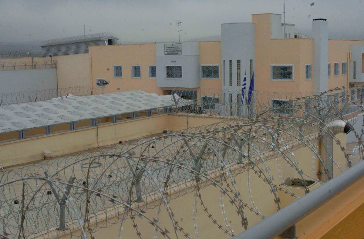 Πανοραμική λήψη των φυλακών Δομοκού με τους ψηλούς τοίχους, τα συρματοπλέγματα και τα σκοπιά της εξωτερικής φρουράς