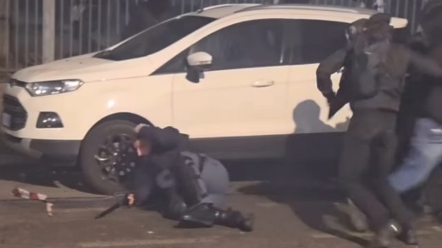 Έσπασαν το πόδι αστυνομικού με σφυρί: Το viral βίντεο που προκάλεσε οργή