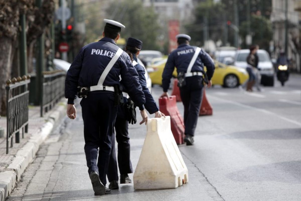 Κλειστός δρόμος στην Ομόνοια για λόγους ασφαλείας μετά από καθίζηση