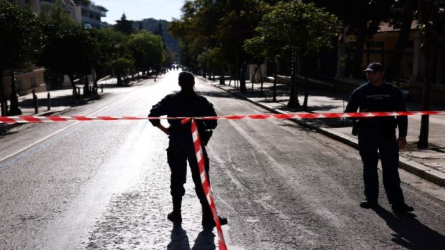 Αναστάτωση στην Ομόνοια: Καθίζηση δρόμου «έκοψε» την κυκλοφορία στο κέντρο της Αθήνας