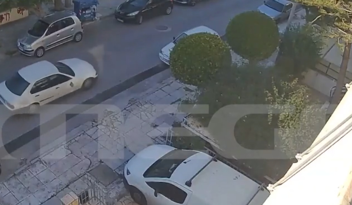 Η στιγμή που η μεθυσμένη οδηγός παρασέρνει παρκαρισμένα αυτοκίνητα στον Άλιμο