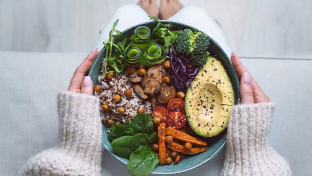 Οι vegan κινδυνεύουν περισσότερο από καρκίνο του εντέρου – Τρεις τροφές που πρέπει να βάλετε στη διατροφή