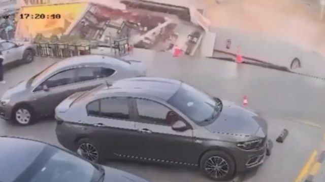 Σοκαριστικό βίντεο: Η στιγμή που βενζινάδικο στο Κάιρο «βυθίζεται» σε τρύπα 15 μέτρων