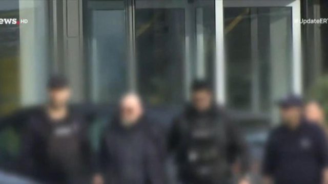 Βιολάντα: Προσωρινά κρατούμενος ο ιδιοκτήτης του εργοστασίου – Η στιγμή που η Πυροσβεστική του περνά χειροπέδες