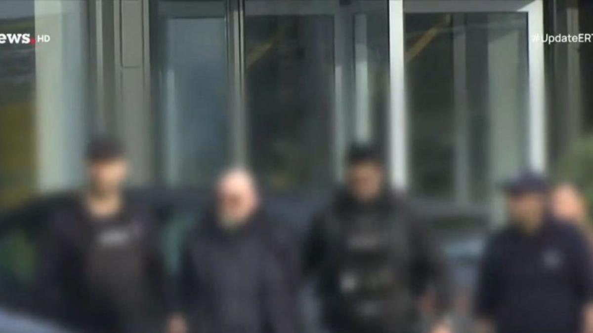 Βιολάντα: Η στιγμή που η Πυροσβεστική περνά χειροπέδες στον ιδιοκτήτη μέσα στο εργοστάσιο