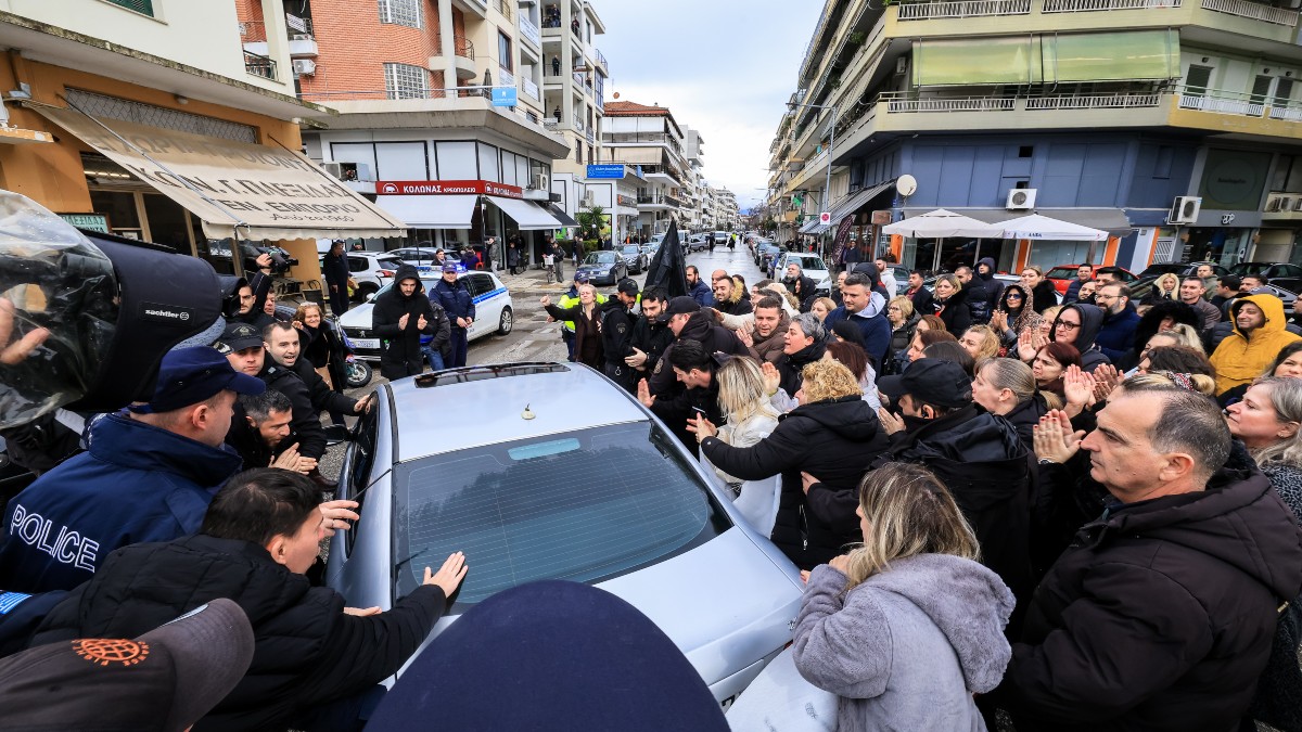 Ποιοι είναι αυτοί που διαδηλώνουν υπέρ του ιδιοκτήτη της Βιολάντα; Η απάντηση αποστομωτική