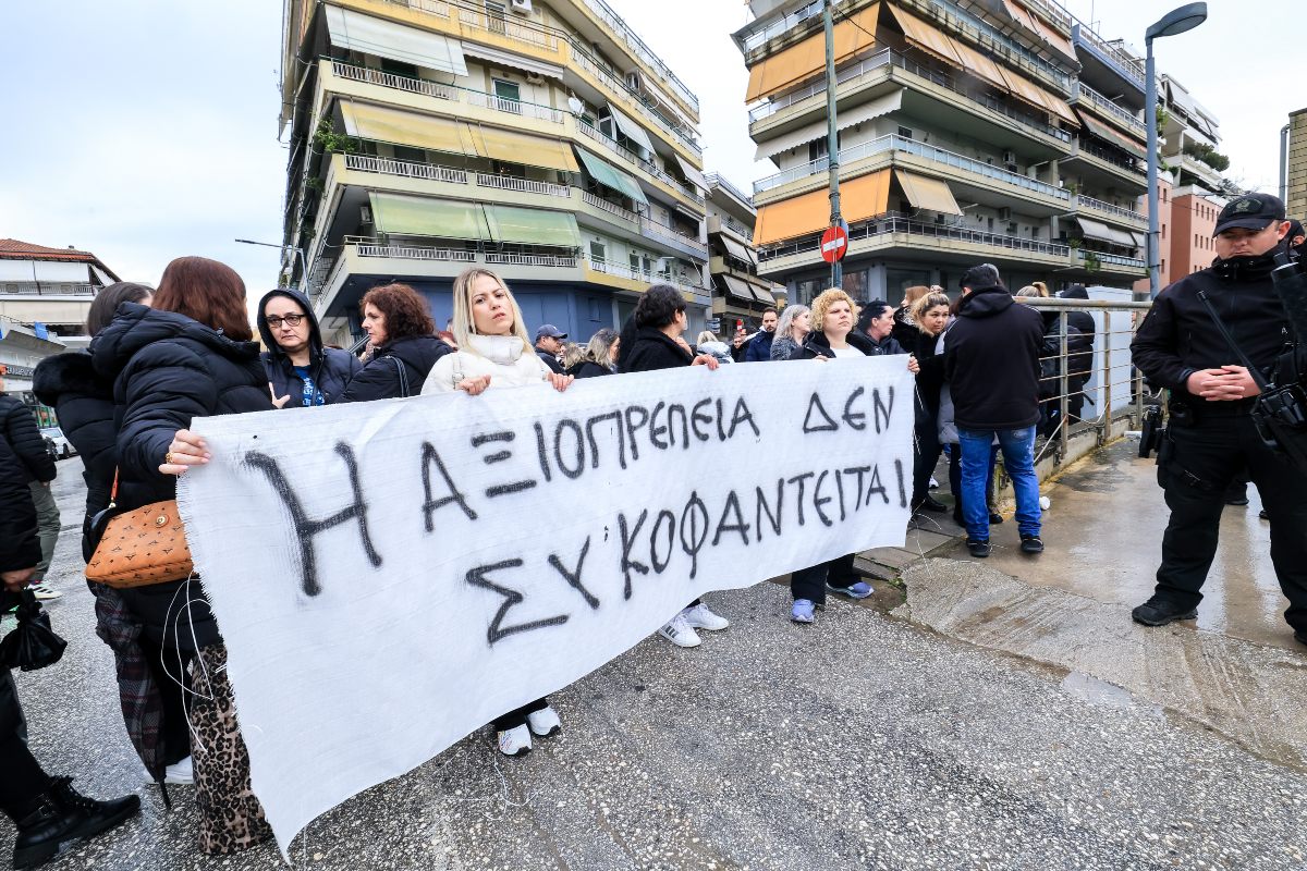 Πλήθος στον Ανακριτή Τρικάλων για την απολογία του ιδιοκτήτη της «Βιολάντα»