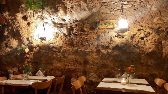 Βρίσκεται μέσα σε βράχο: Ένα από τα πιο ιδιαίτερα εστιατόρια της Ελλάδας με 13 βραβεία γαστρονομίας