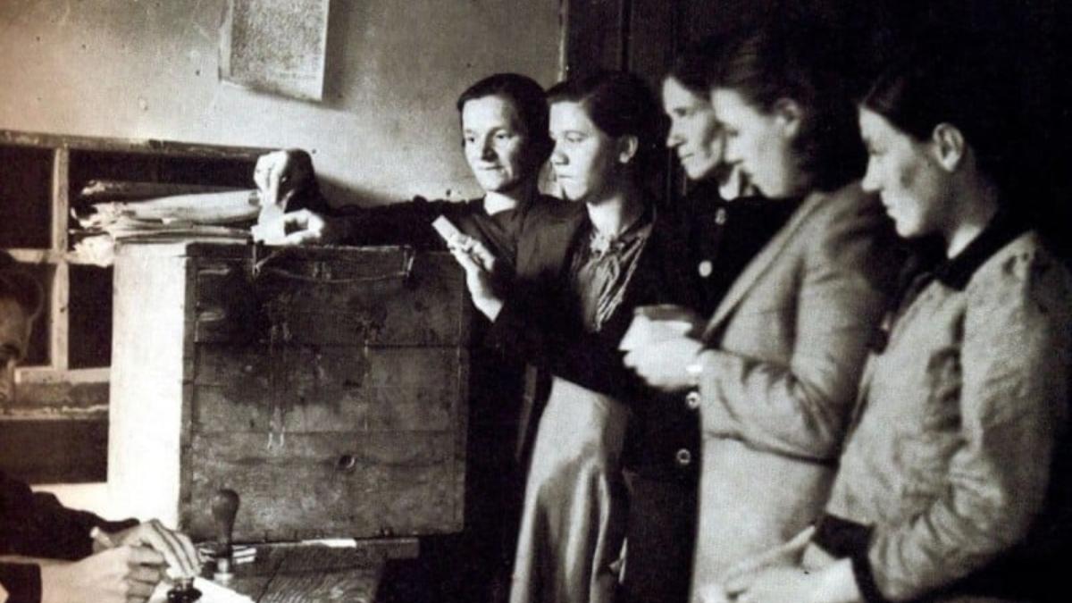 Εκδίδεται το Προεδρικό Διάταγμα με το οποίο οι Ελληνίδες αποκτούν δικαίωμα ψήφου στις δημοτικές και κοινοτικές εκλογές.