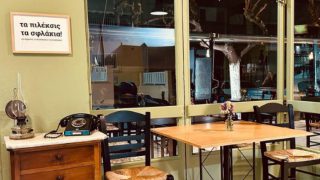 Χαλασιά μου: Το μαγαζί της Αθήνας που κάθε Τετάρτη παίζει ΜΟΝΟ Πάριο!