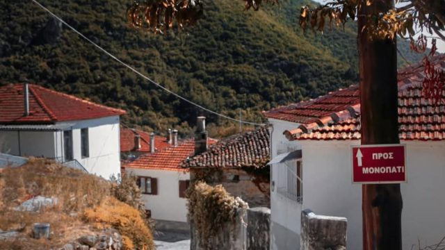 Υπάρχει ένα χωριό στη βόρεια Ελλάδα που δε μοιάζει με κανένα άλλο – Όλες οι γιορτές γίνονται επί δύο