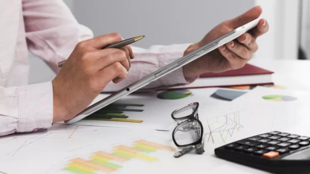 Σύνταξη πριν τα 62: Οι «κρυφές» διατάξεις που ανοίγουν την έξοδο το 2026