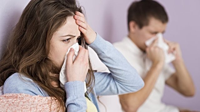 Υγεία: Πως ξεχωρίζουμε τη γρίπη από τον RSV και το κρυολόγημα – Τα 3 μυστικά για την αντιμετώπιση τους