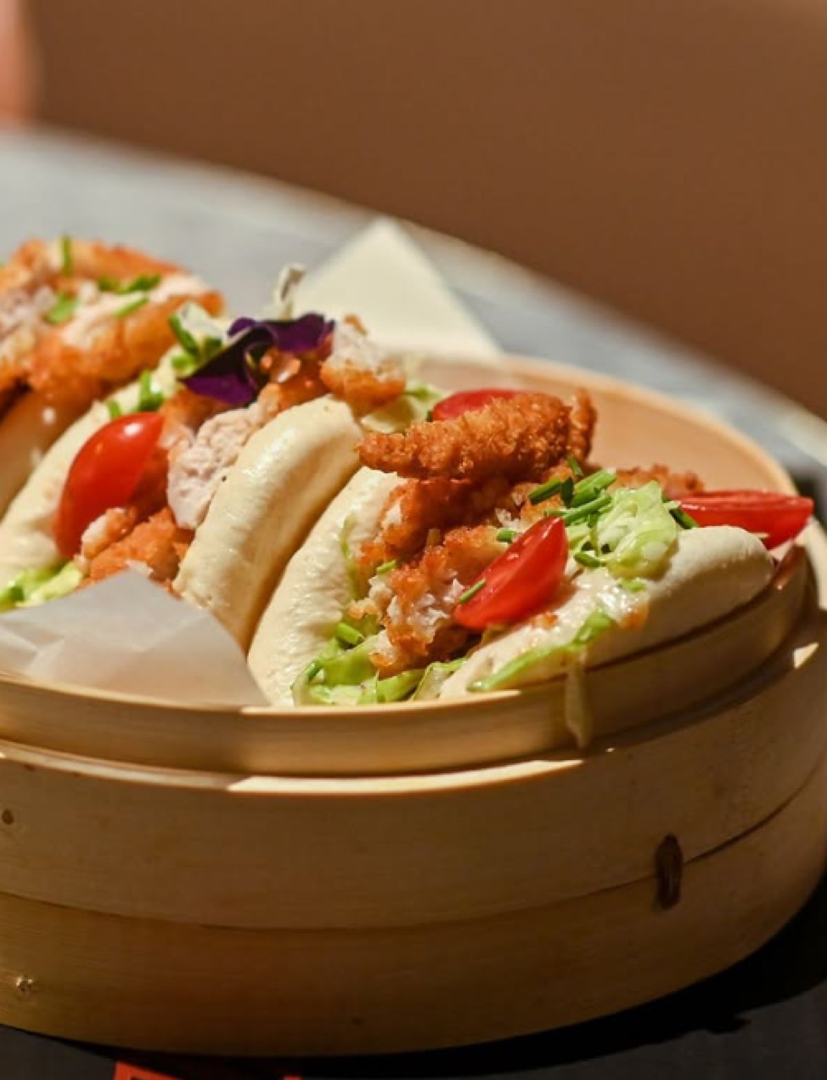 Mini burgers κοτόπουλο με sauce μαγιονέζας σερβιρισμένα σε gastrobar
