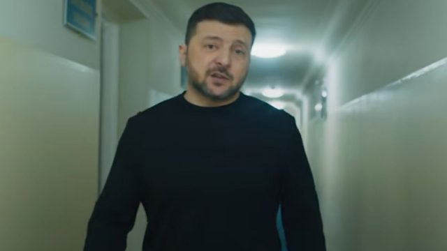 Τέσσερα χρόνια πολέμου: Ο Ζελένσκι ανοίγει για πρώτη φορά το προεδρικό καταφύγιο και στέλνει ειρωνικό μήνυμα στον Πούτιν