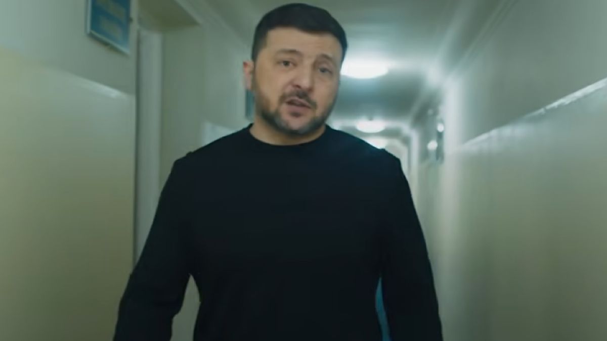 Τέσσερα χρόνια πολέμου: Ο Ζελένσκι ανοίγει για πρώτη φορά το προεδρικό καταφύγιο και στέλνει ειρωνικό μήνυμα στον Πούτιν