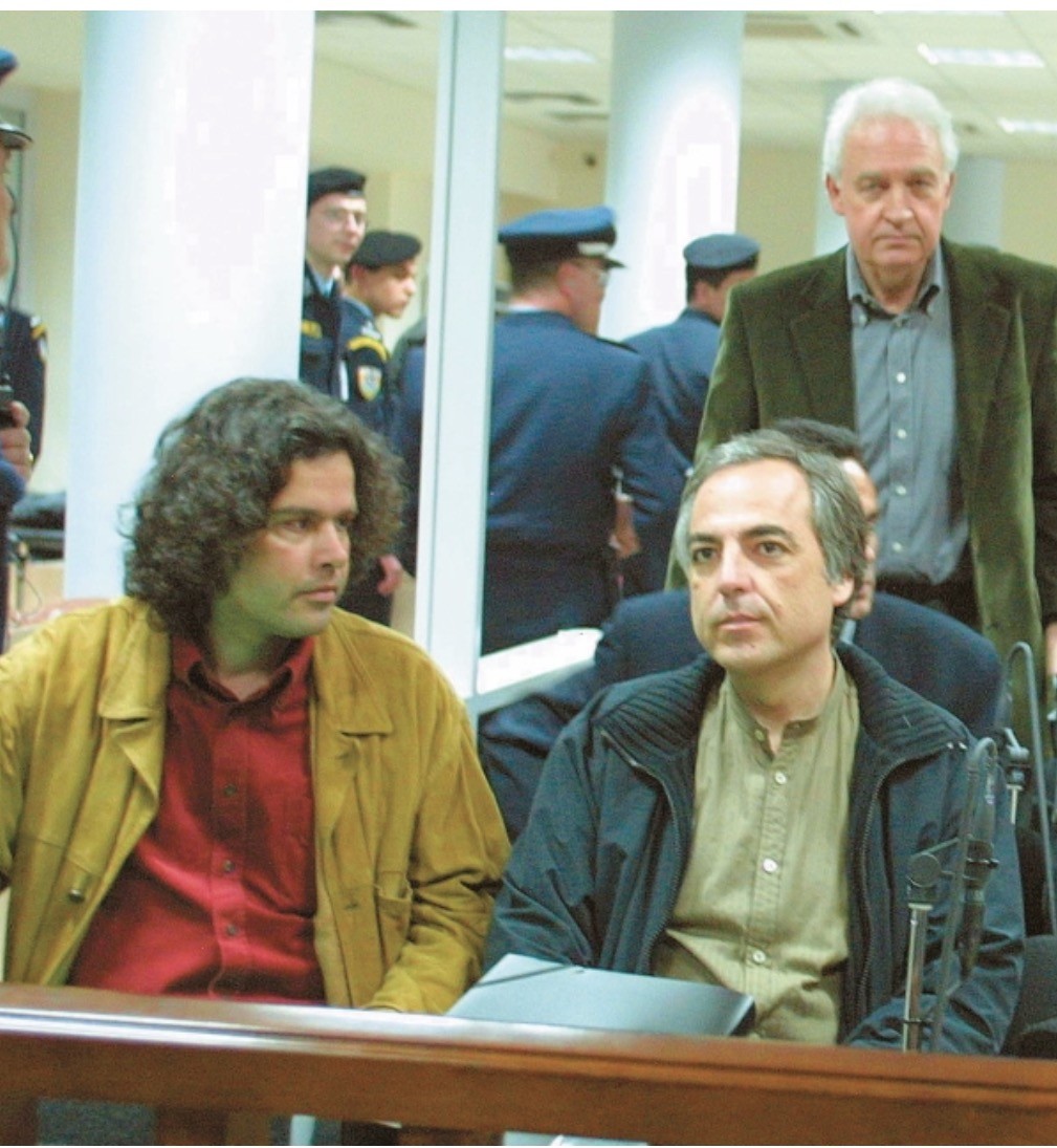 Ο Σάββας Ξηρός και ο Δημήτρης Κουφοντίνας στη δίκη της 17Ν