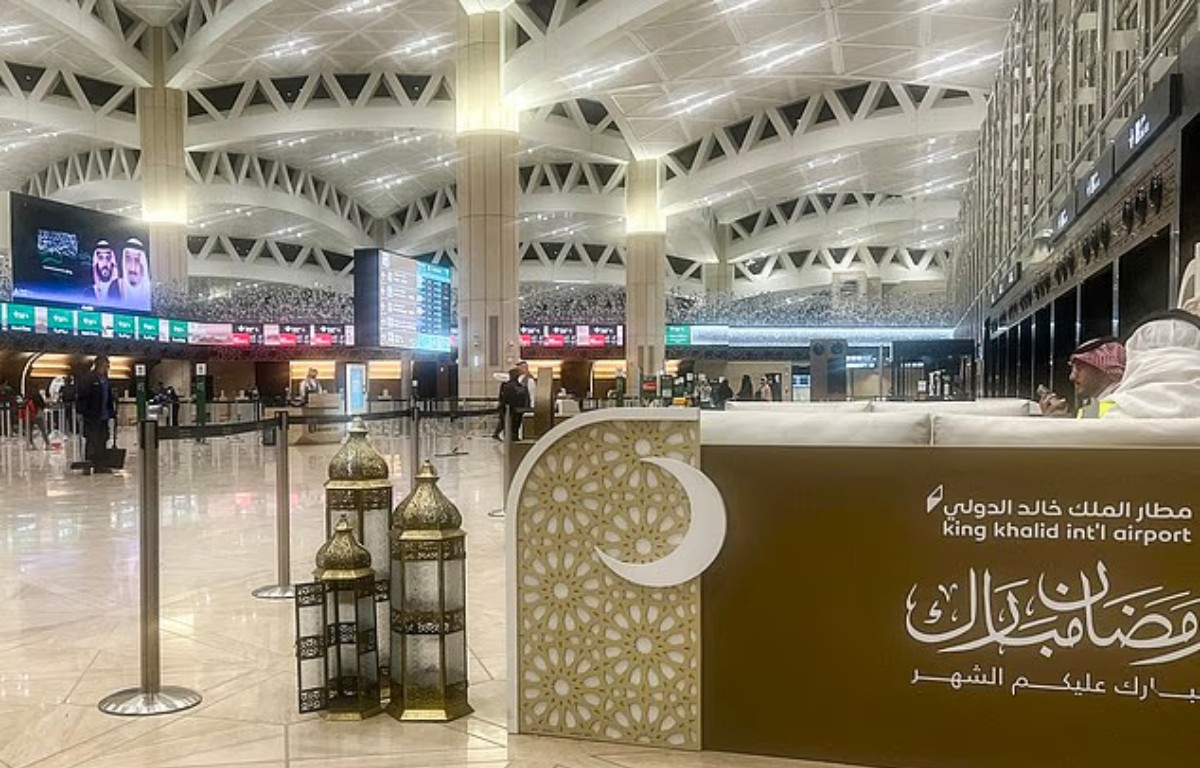 Ένα άδειο τερματικό στο Διεθνές Αεροδρόμιο King Khalid του Ριάντ χθες. Νωρίτερα σήμερα, το υπουργείο Άμυνας της Σαουδικής Αραβίας επιβεβαίωσε ότι δύο drones αναχαιτίστηκαν και καταστράφηκαν