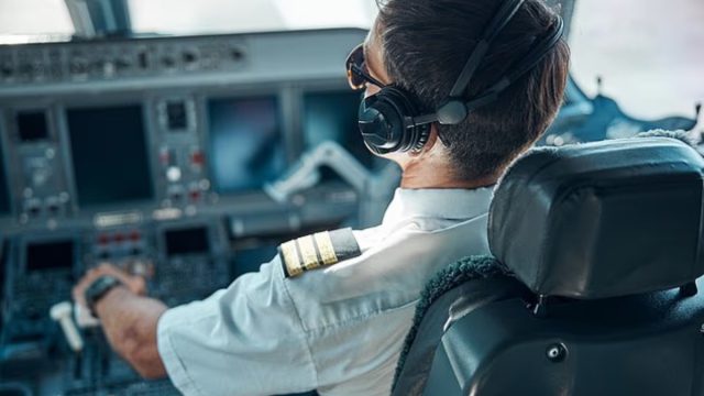 Σοκ στη Βρετανία: Πιλότος κατηγορείται ότι βιντεοσκοπούσε κρυφά σεξουαλικές πράξεις και διέδιδε τα βίντεο στο διαδίκτυο