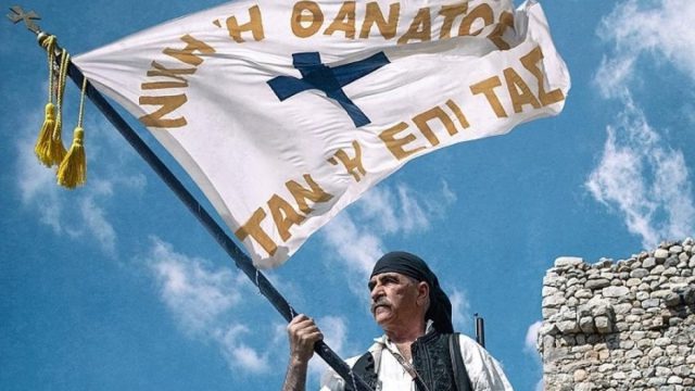 17 Μαρτίου 1821: Η Μάνη «φλέγεται» και η Αρεόπολη γίνεται το λίκνο της Ελευθερίας – Η μέρα που ο Πετρόμπεης Μαυρομιχάλης ύψωσε τη σημαία της Επανάστασης