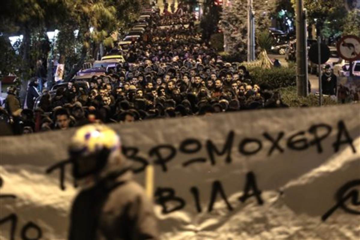 Εκατοντάδες άτομα πραγματοποίησαν συγκέντρωση διαμαρτυρίας στην πλατεία Γαρδένια στου Ζωγράφου