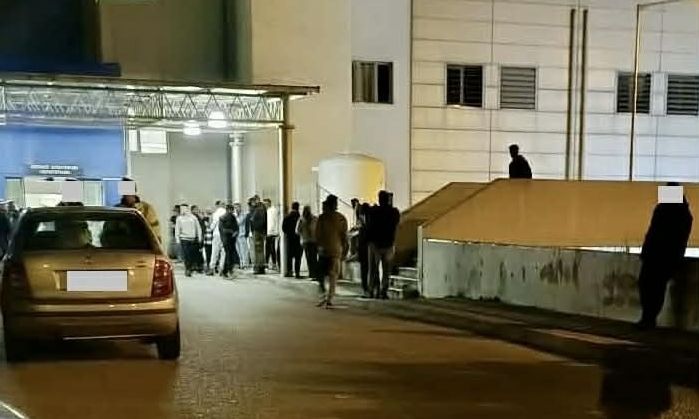 Αγρίνιο: Νύχτα τρόμου στο Νοσοκομείο – Άγρια συμπλοκή Ρομά έξω από τα Επείγοντα και ισχυρές δυνάμεις της ΕΛ.ΑΣ.