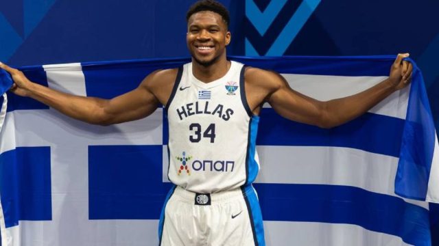 Όταν ο Γιάννης Αντετοκούνμπο κρατούσε την γαλανόλευκη 25η Μαρτίου, στα Σεπόλια