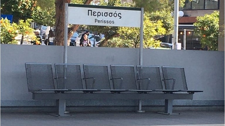 Αναστάτωση προκλήθηκε το απόγευμα της Τετάρτης στον σταθμό Περισσός, όπου ακινητοποιήθηκε συρμός μετά από ρίψη πετρών από αγνώστους που βρίσκονταν εκτός των εγκαταστάσεων.