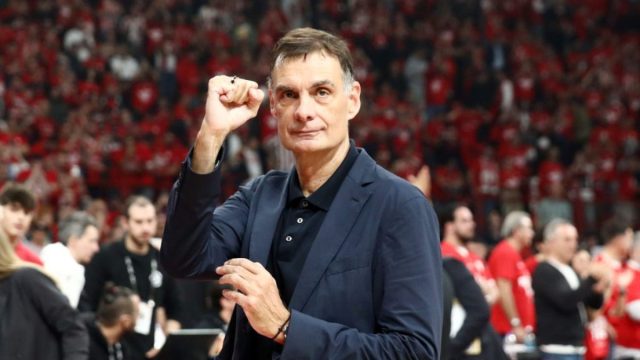 Γιώργος Μπαρτζώκας: Η σπάνια έξοδος με τη σύζυγό του στο κέντρο της Αθήνας